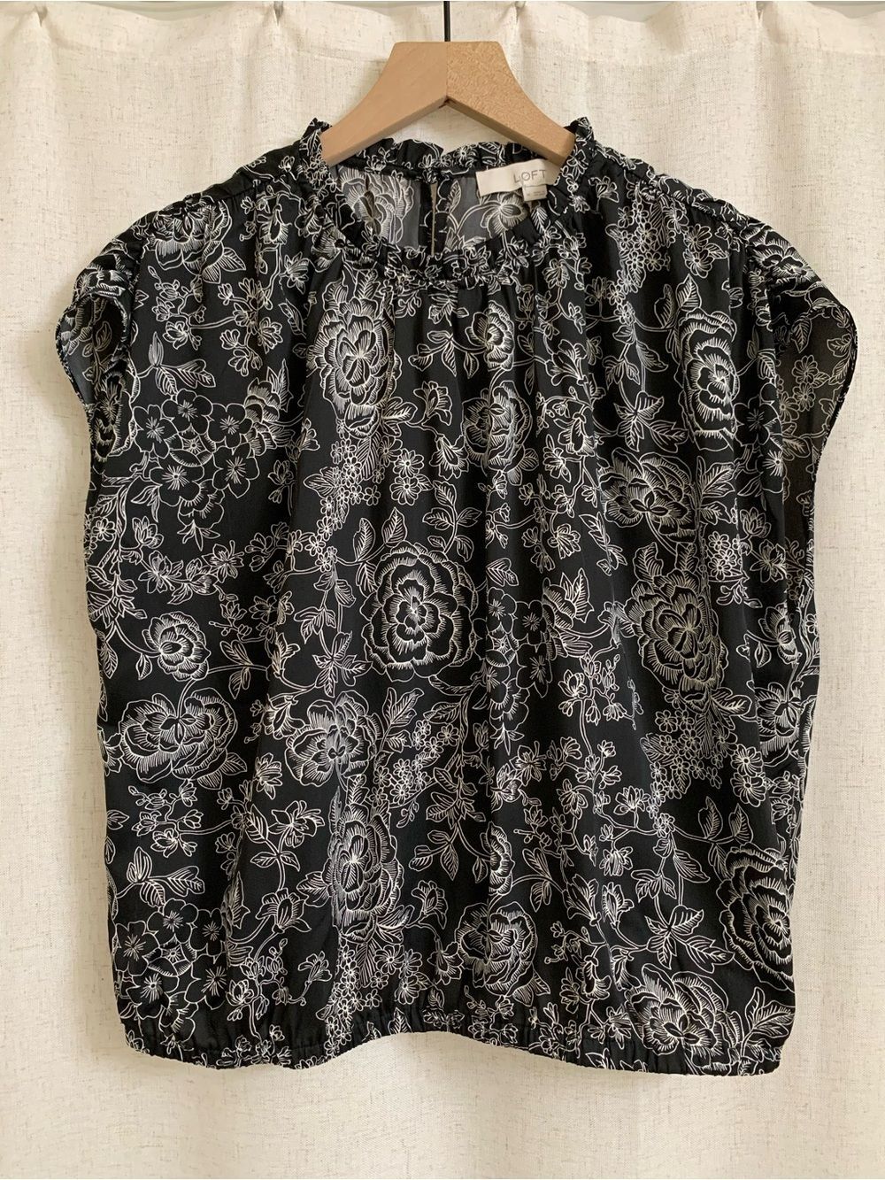 LOFT Petite Etched Floral Ruffle Neck Bubble Hem Black White Cap-Sleeve Blouse - Picture 4 of 8